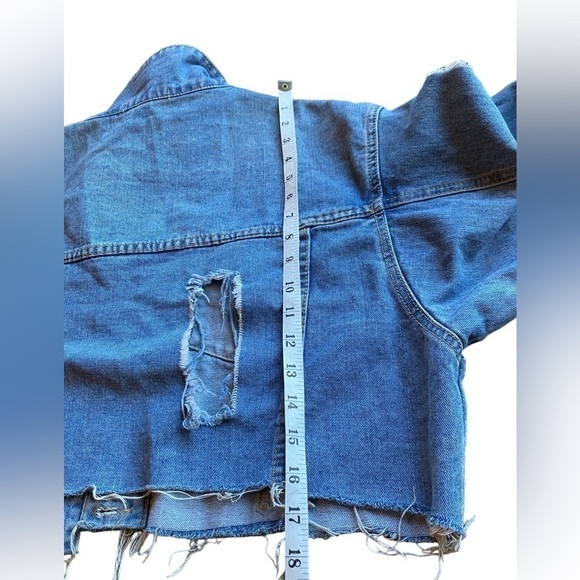 36 Points 5  Blue Denim Oversized Destroyed Jean Jacket Size Small - Picture 15 of 15